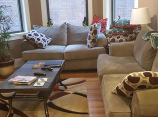 667 W Barry Ave APT 2N, Chicago, IL 60657