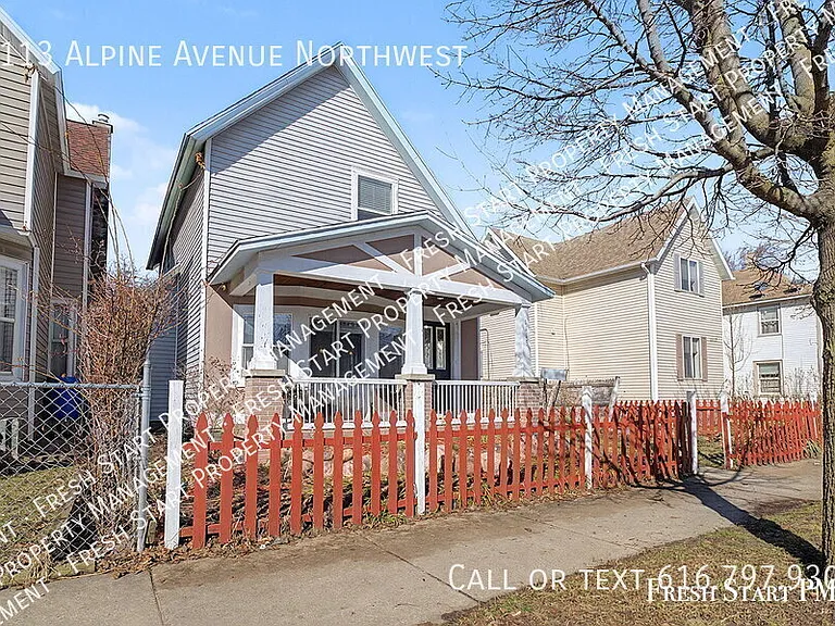 1113 Alpine Ave NW — Photo 2