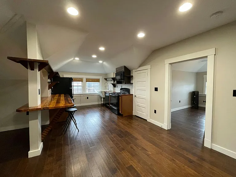 750 Hawthorne Ave #4 — Photo 1