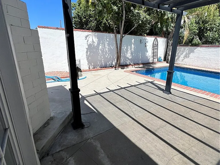 484 W 25th St — Photo 32