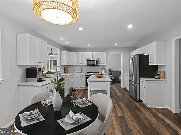 4th image of 460 Blackshire Rd