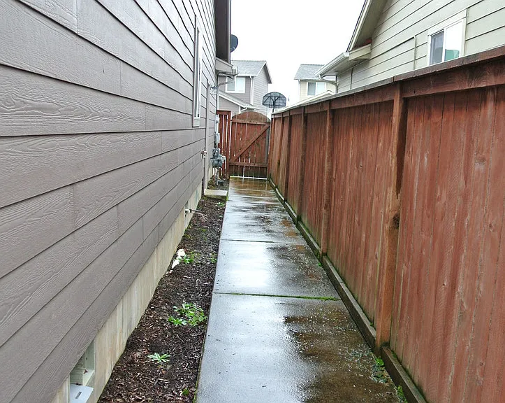735 Trinity St NE — Photo 23