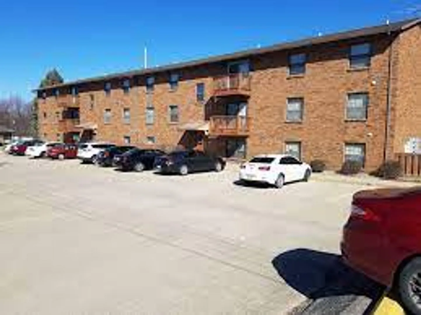 Lynn-Gail Apartments — Photo 2