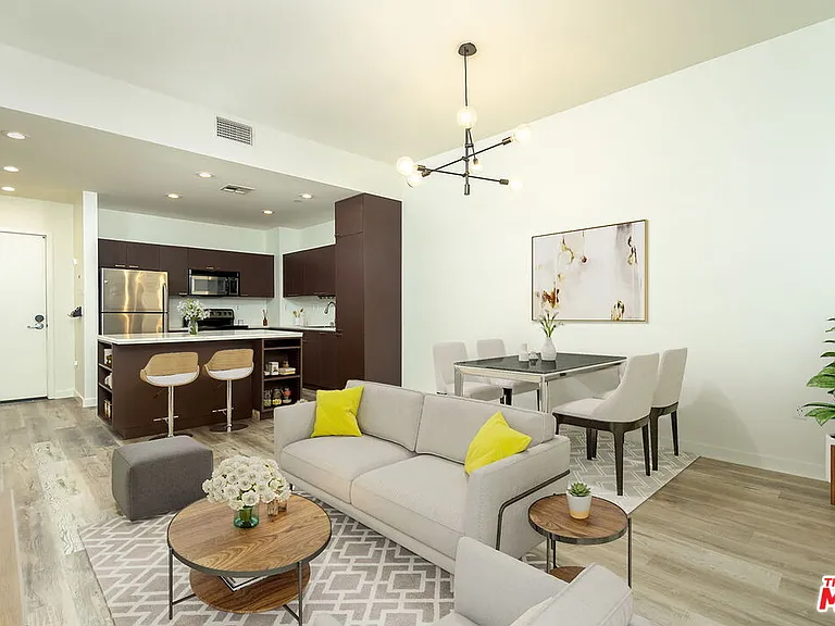 630 W 6th St #207 — Photo 4