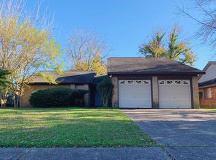 318 El Toro Ln, Webster, TX 77598