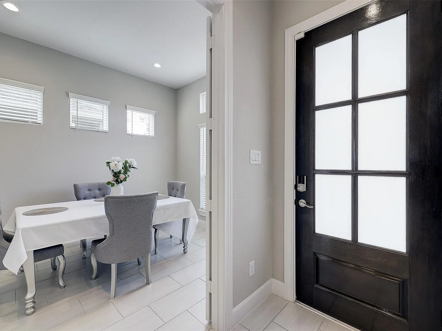 4 bed, 3.0 bath, 2570 sqft, $3,500 — Photo 2