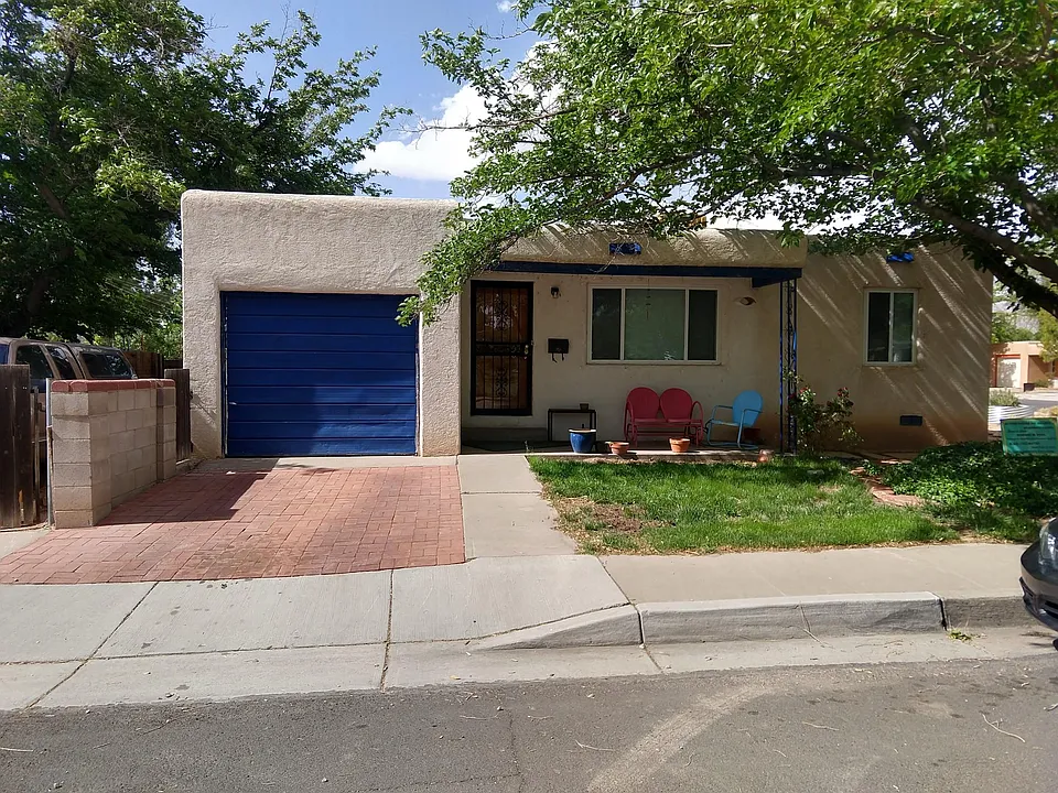 801 Valencia Dr NE