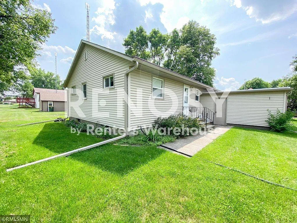 Newly Updated 3 Bedroom 1 1/2 Bath Home Available Now — Photo 2