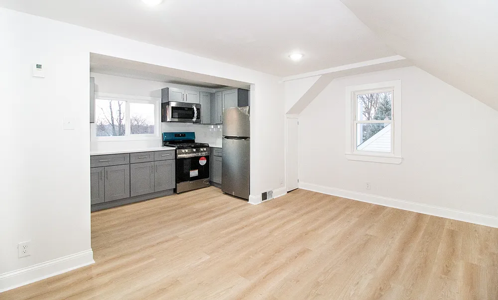 3 bed, 900 sqft, $2,350 — Photo 3