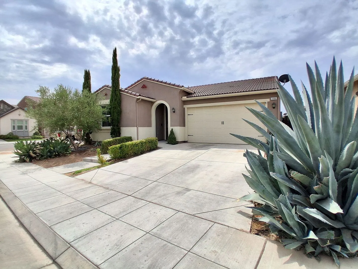 Beautiful 3-bedroom & 2-bath house Home In Clovis! — Photo 2