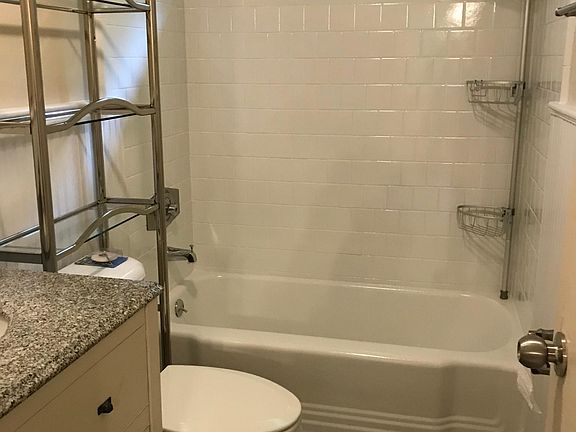 5th image of 2732 Hartford Ave