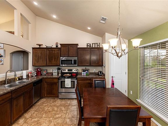 3rd image of 804 Shanna Dr