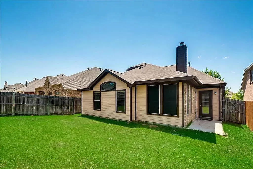 3 bed, 2300 sqft, $2,900 — Photo 4