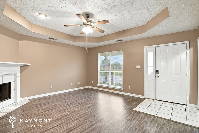 3 bed, 2.0 bath, 1387 sqft, $1,645 — Photo 2
