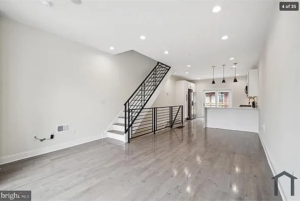 4 bed, 2200 sqft, $3,300 — Photo 2