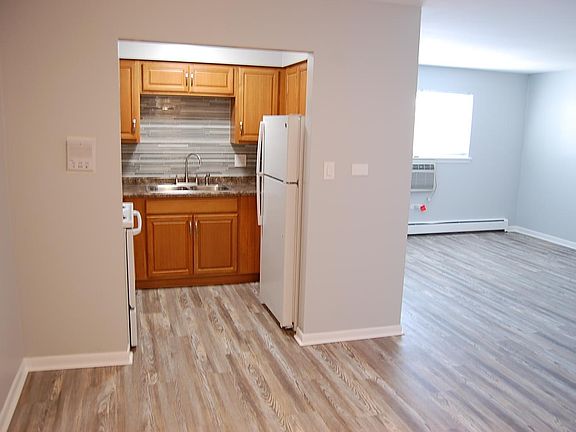 3rd image of 1132 Troost Ave #206