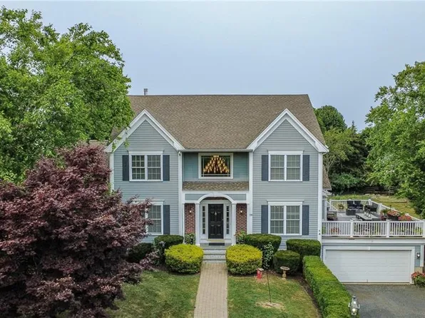 38 Mitchell Ln, Portsmouth, RI 02871
