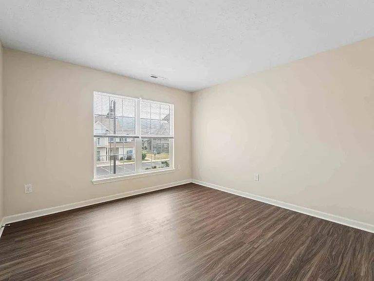 Auburn Creek Apartment Homes — Photo 12
