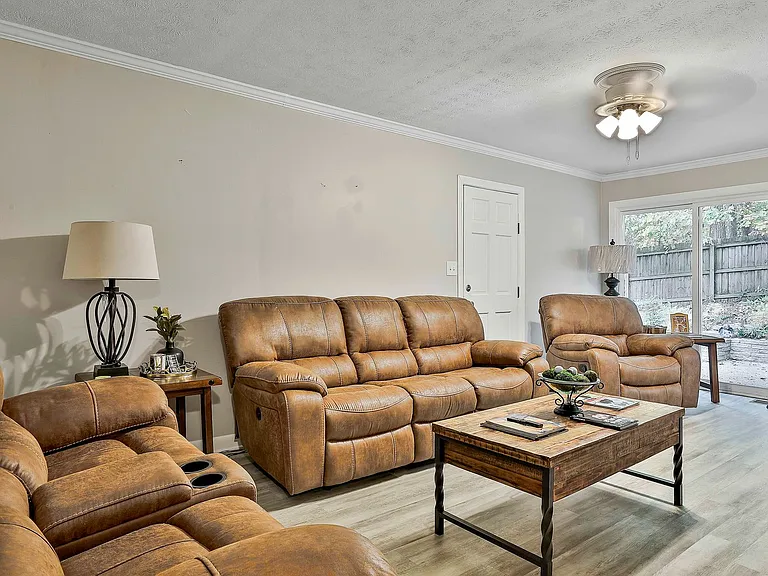 104 Laurel Ct — Photo 4