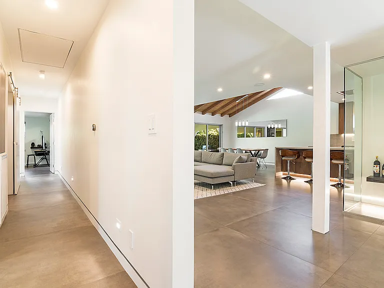 6561 Lasaine Ave — Photo 33