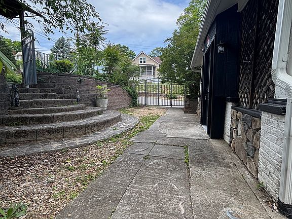 3rd image of 1802 Clay St SE