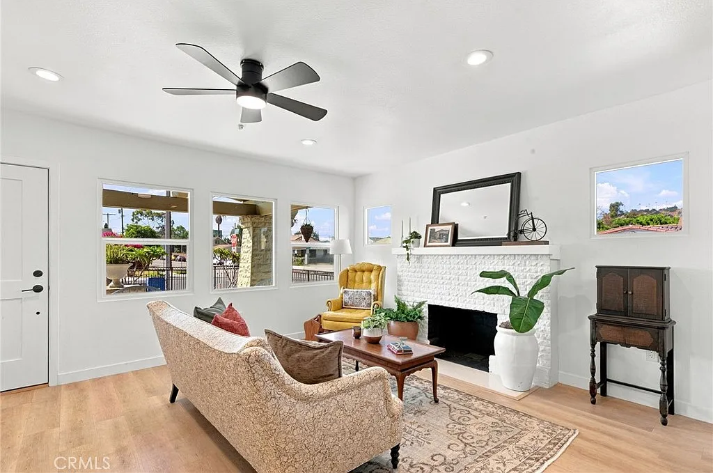 1 bed, 810 sqft, $2,745 — Photo 2