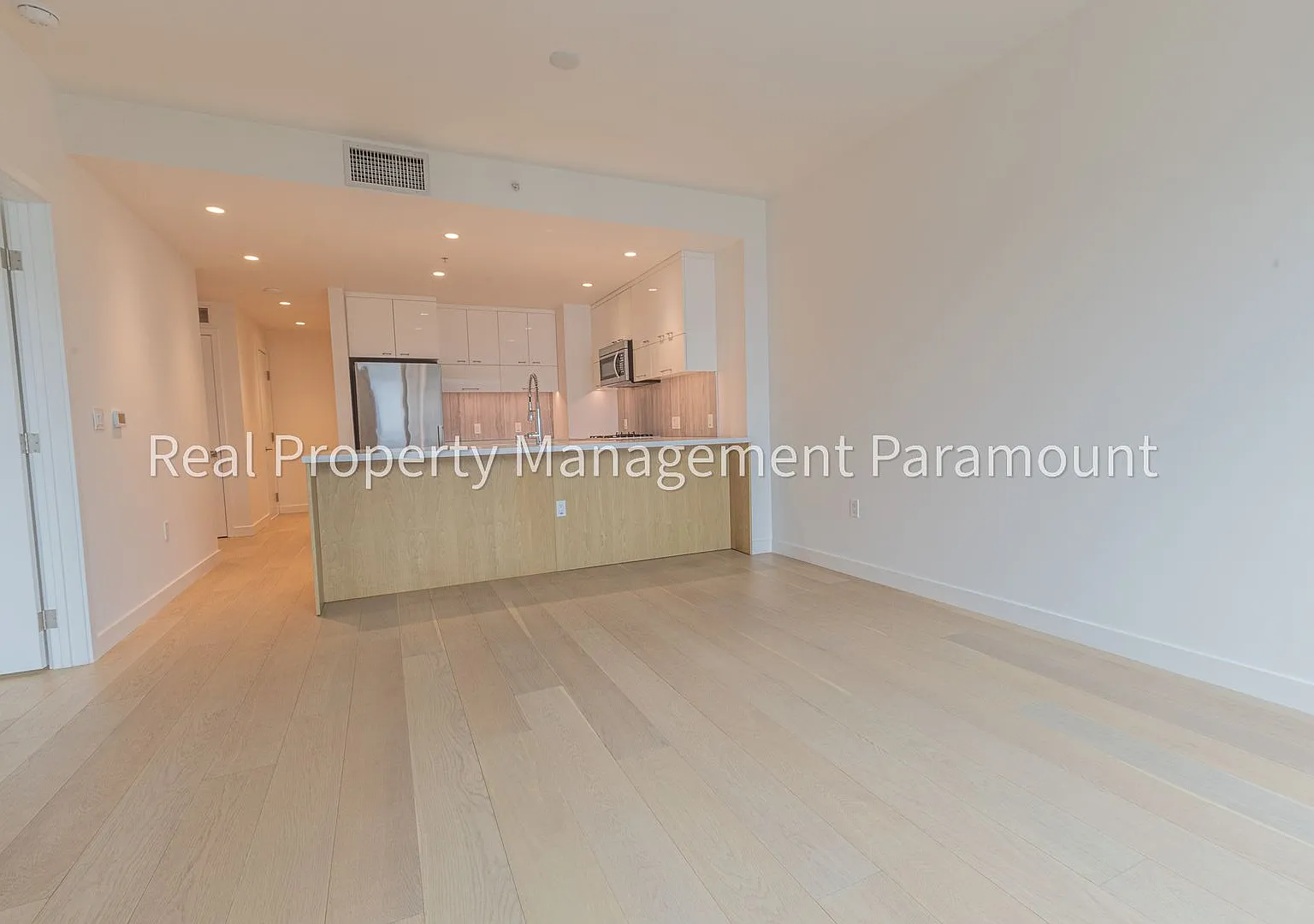 400 S Broadway Ave — Photo 4