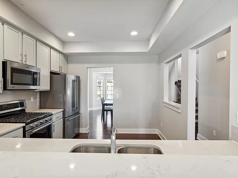 2535 W Towne St — Photo 8