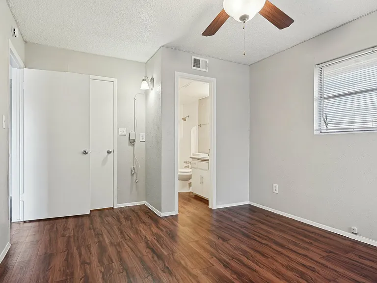 Rock Island Apartments — Photo 6