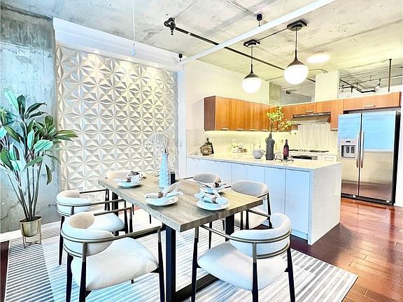 4th image of 645 W 9th St APT 212