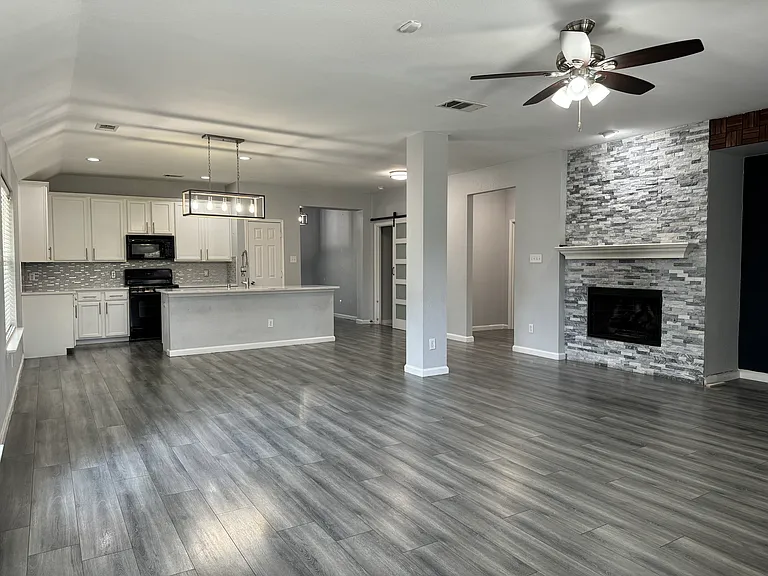 2303 Mackinac Dr — Photo 4