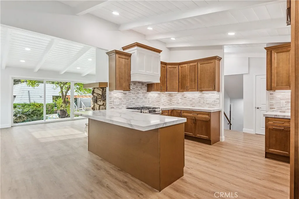 4 bed, 2046 sqft, $6,200 — Photo 4