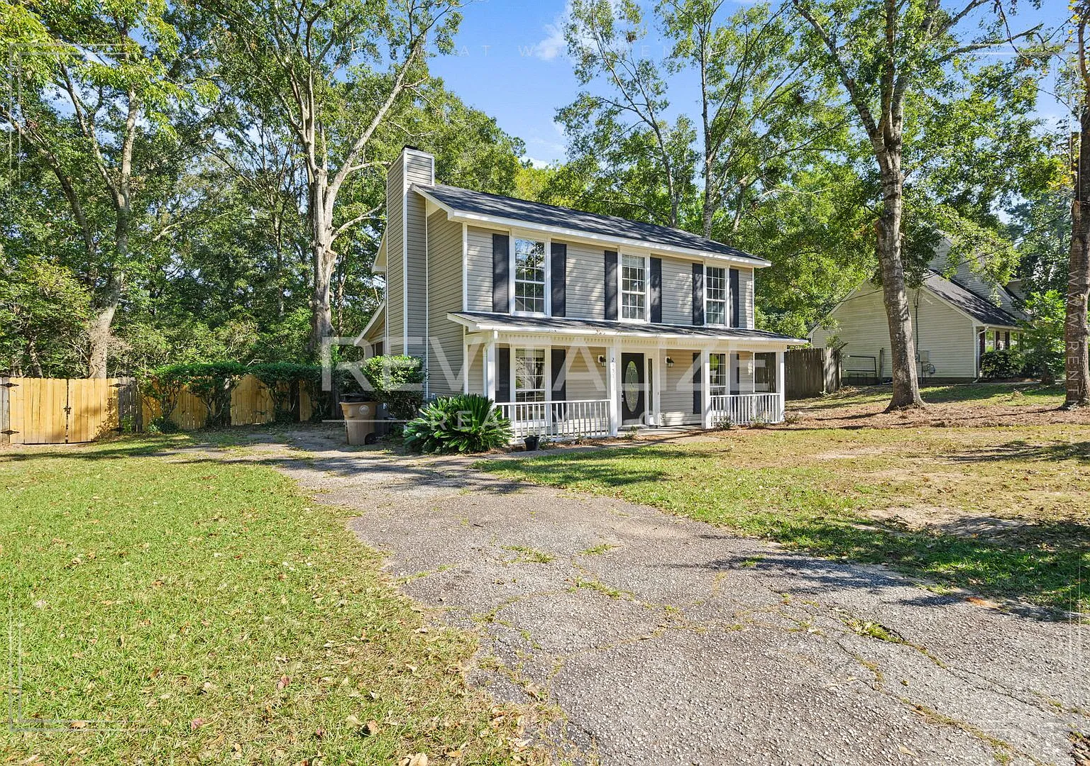 Cozy Fireplace, Spacious Backyard, Great Location — Photo 3