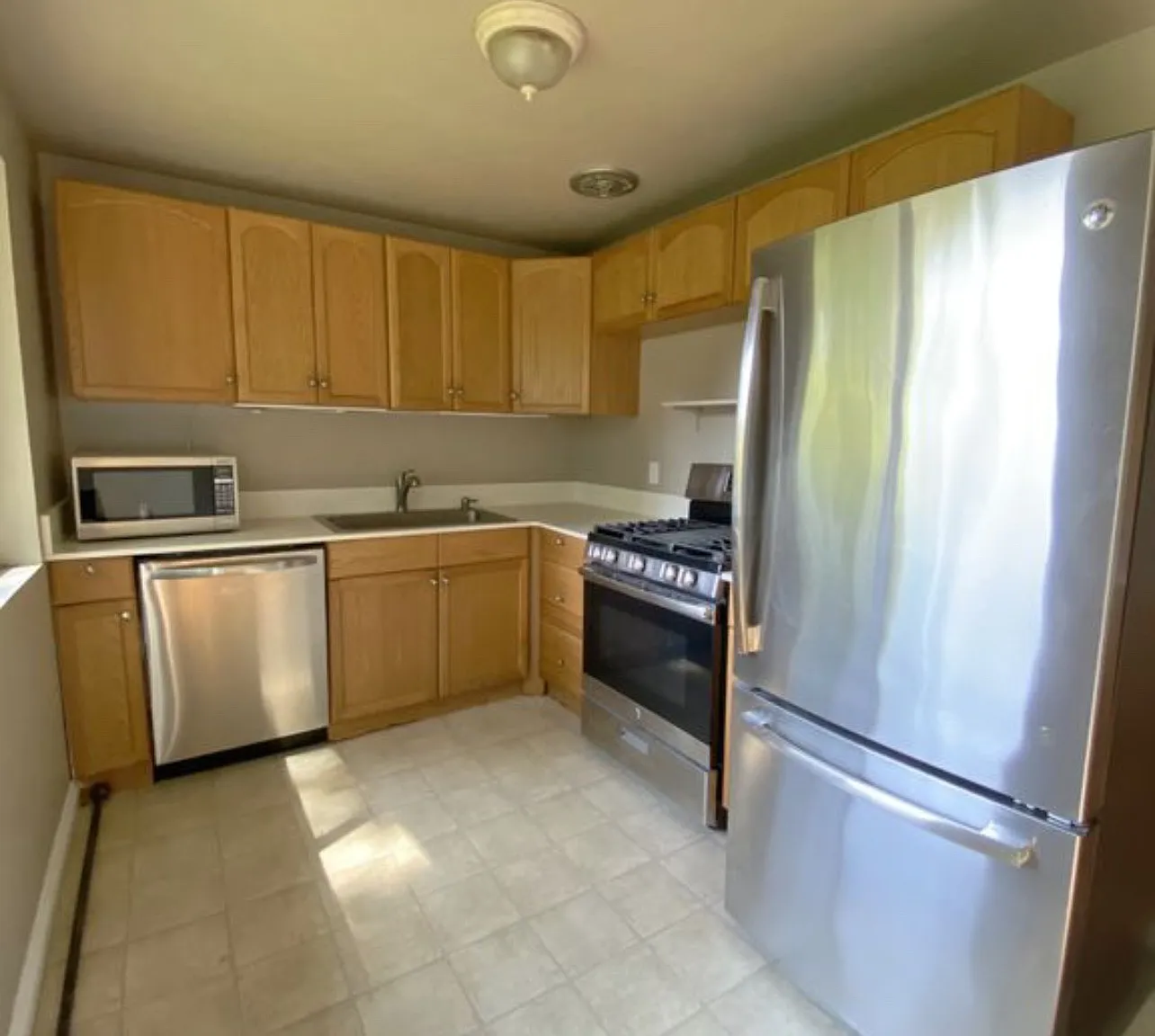 3 bed, 1200 sqft, $3,450 — Photo 3
