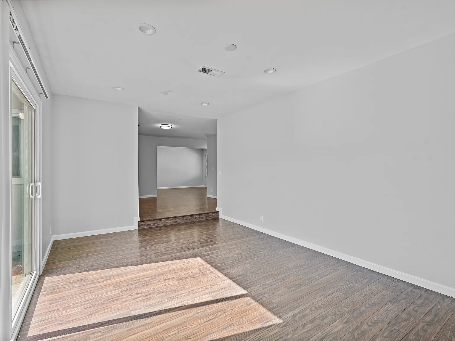 3 bed, 2.0 bath, 1320 sqft, $4,225 — Photo 4
