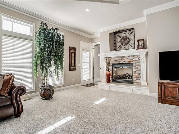 4th image of 405 NW Greenview Dr