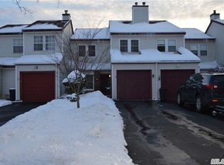 4 Burgoyne Ct, Coram, NY 11727