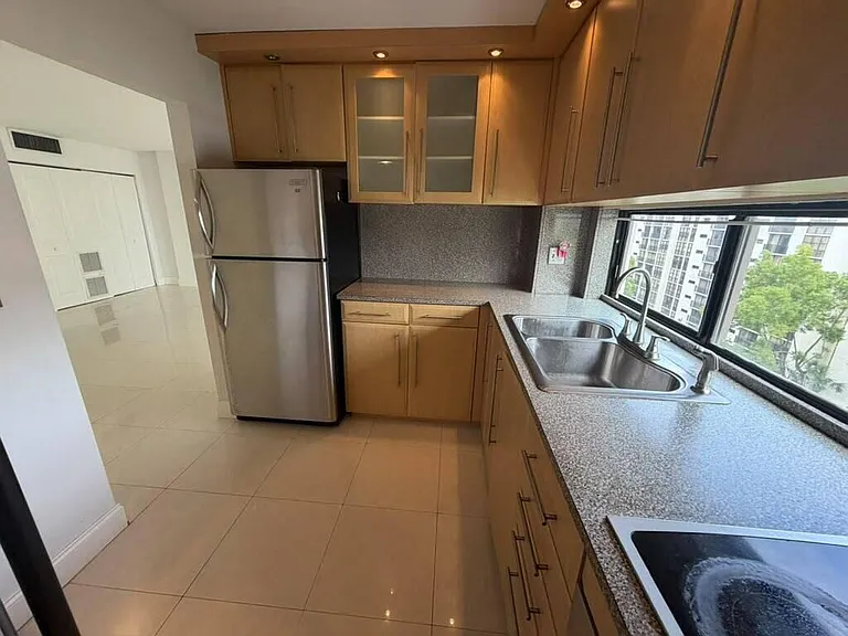 17021 N Bay Rd #921 — Photo 5