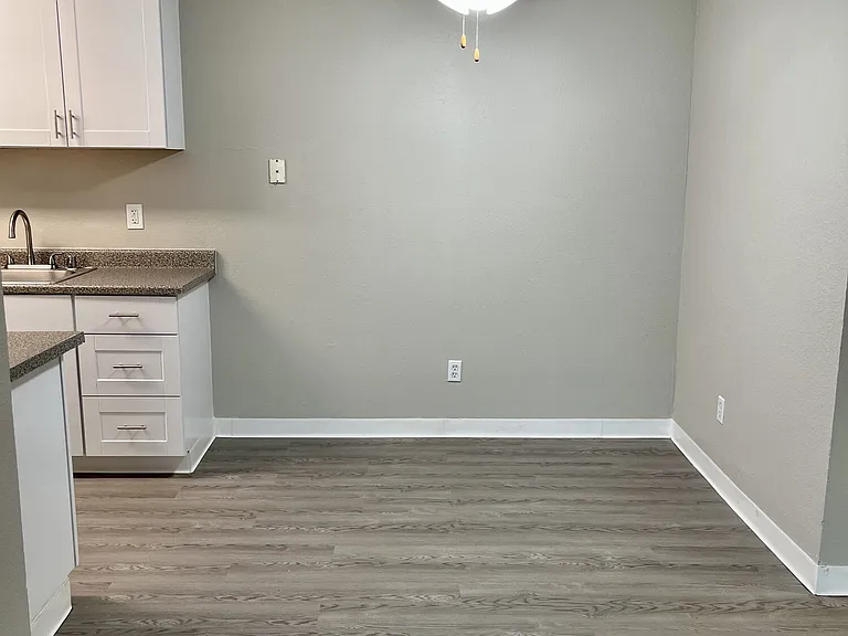 Glenbrook Apartments — Photo 9