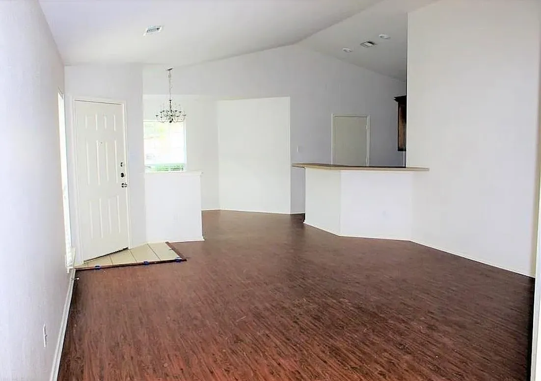 3 bed, 1377 sqft, $1,900 — Photo 2