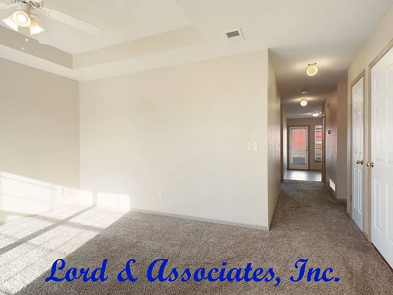 318 Lois Ln — Photo 1