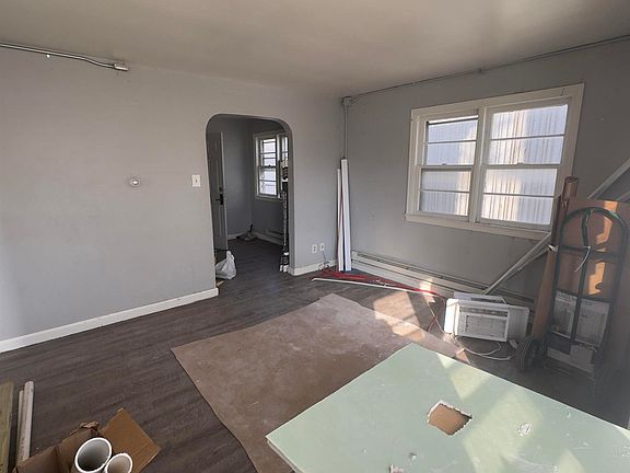 4th image of 21 W 1st St