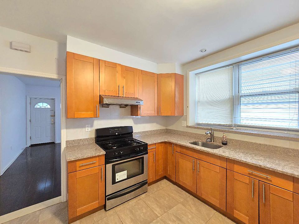 1st image of 431 Cromwell Ave Floor 1