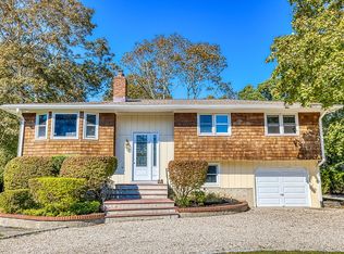 16 Sherwood Rd, Hampton Bays, NY 11946