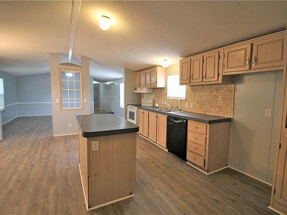 5th image of 200 Meadow Lark Dr