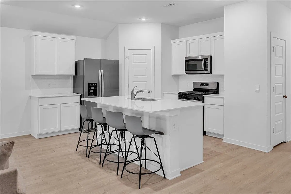 4 bed, 1872 sqft, $2,300 — Photo 1