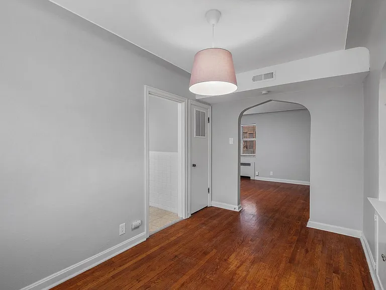 5816-28 Lindenwood Avenue — Photo 4