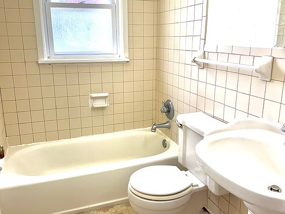 5th image of 2700 Castlewood Pl #A