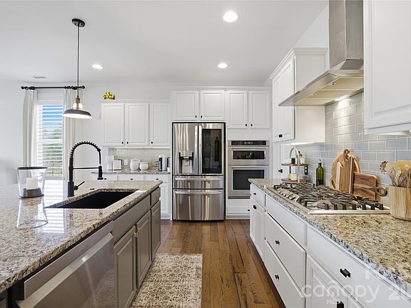 5th image of 123 Johnson Manor St