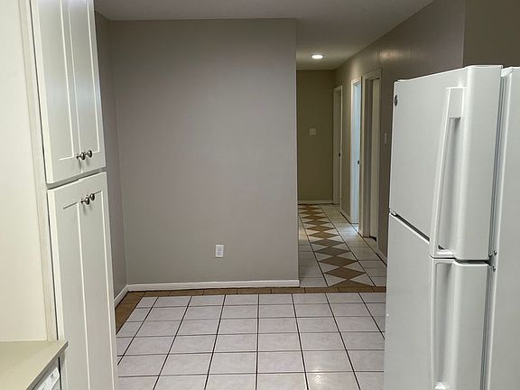 5th image of 823 San Saba Dr